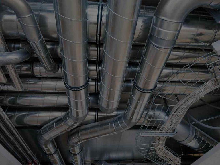 Metalowe kanały wentylacyjne i klimatyzacyjne nad sufitem – zdjęcie poglądowe