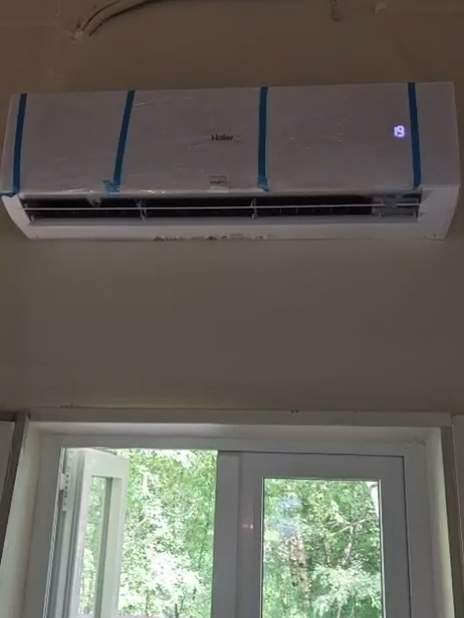 Klimatyzator Haier 9,5 kW zamontowany wewnątrz dużego pomieszczenia