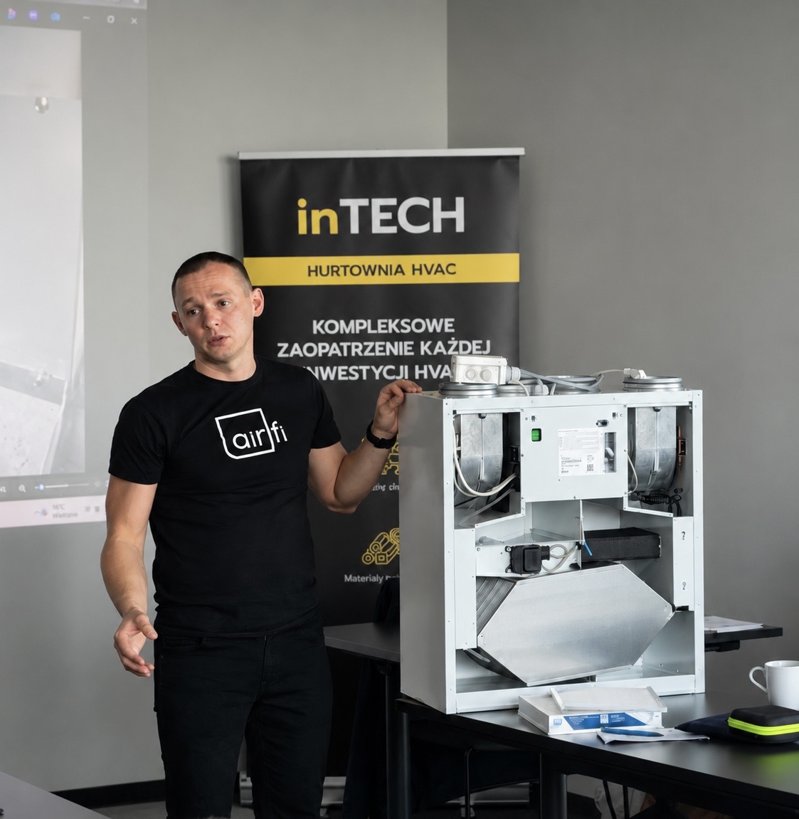 Mateusz Pach podczas szkolenia autoryzowanych instalatorów rekuperatorów AirFi