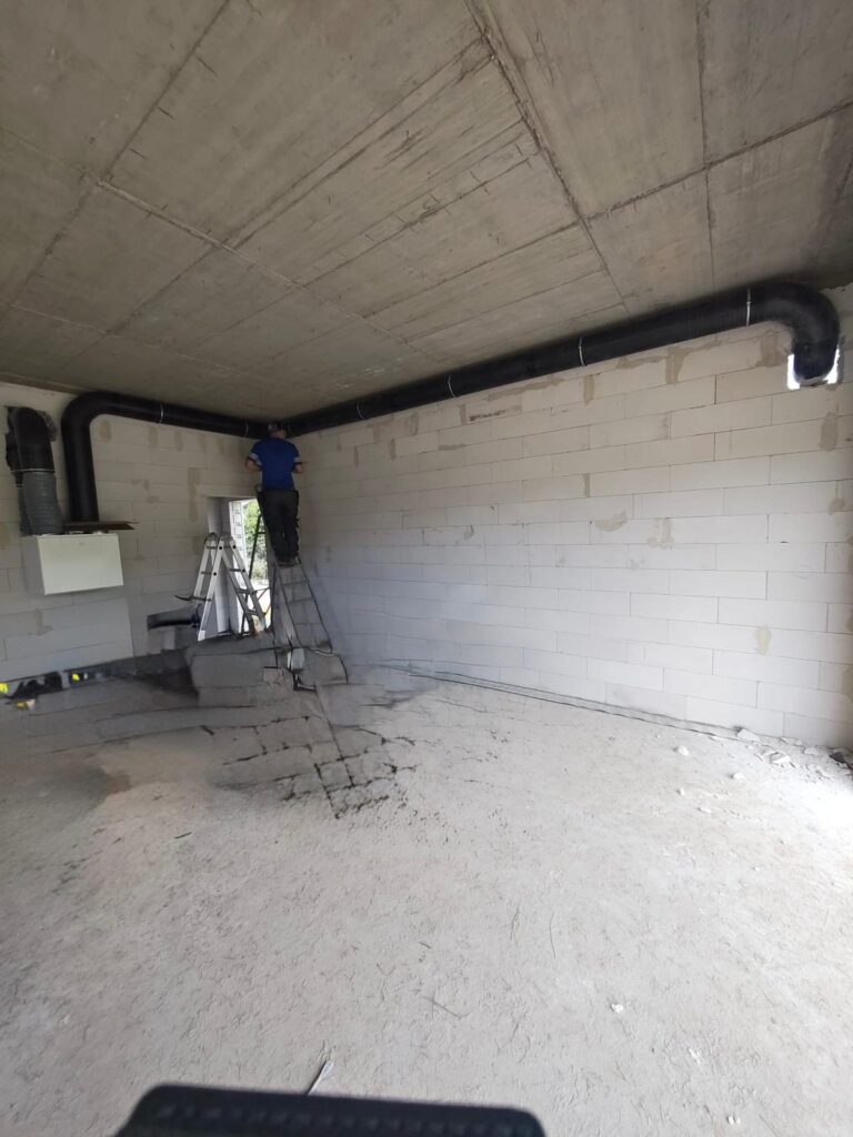 Projekt rekuperacji – wentylacja zaprojektowana według norm 6 Podłączenie kanałów wentylacyjnych do rekuperatora AirFi – realizacja Łódzkiego Centrum OZE