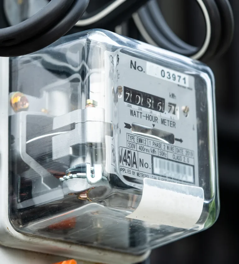 Ceny prądu w 2027 roku a ogrzewanie pompą ciepła – ile zapłacisz i jak się przygotować 3 Licznik energii elektrycznej związany z kompensacją mocy biernej