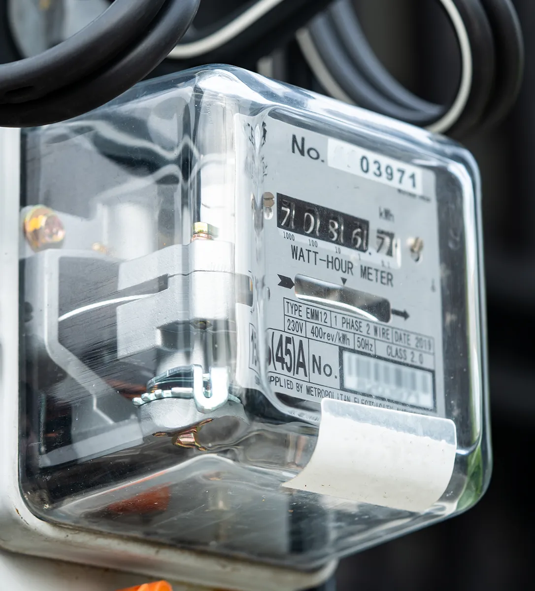 Licznik energii elektrycznej związany z kompensacją mocy biernej