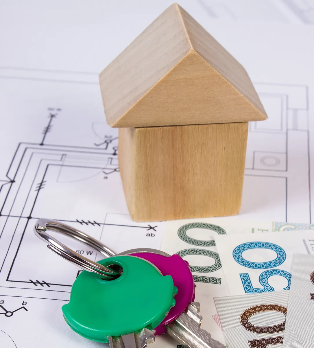 Model domu na tle projektu termomodernizacji budynku