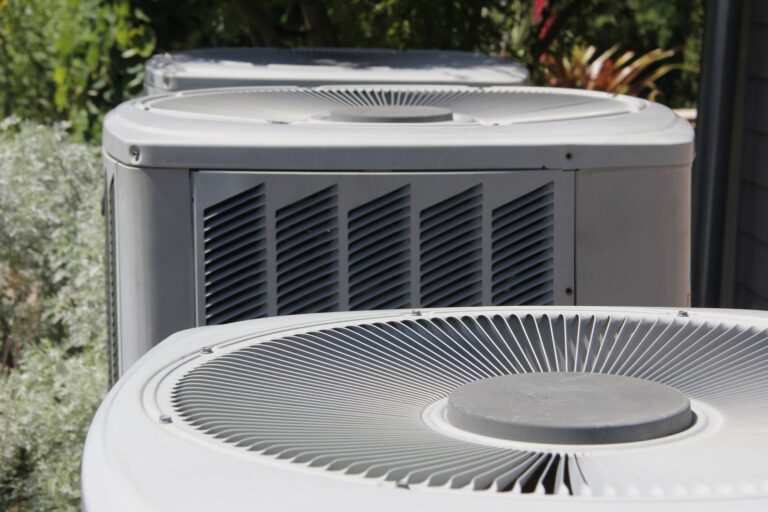 Klimatyzacja Haier 3 Jednostki zewnętrzne klimatyzacji wśród zieleni