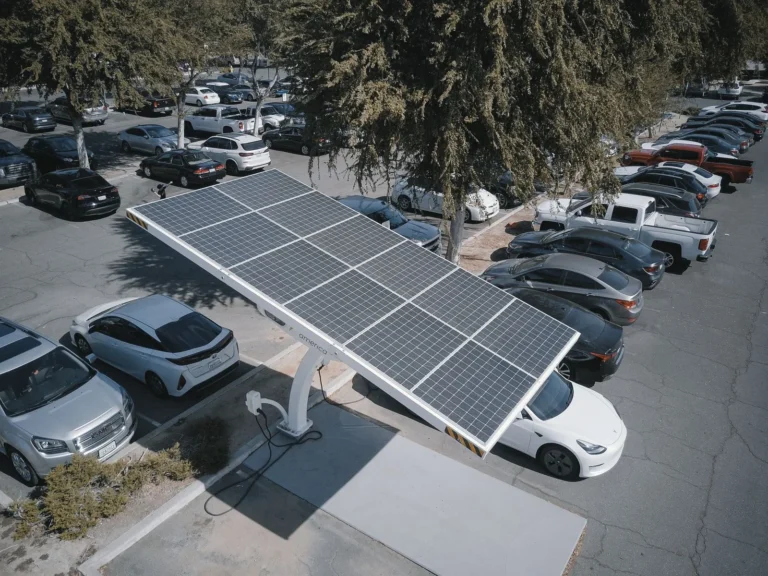 Carport fotowoltaiczny z miejscami do ładowania samochodów elektrycznych, widok z góry