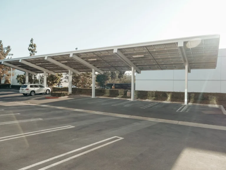 Wiaty fotowoltaiczne nad parkingiem – panele PV jako zadaszenie miejsc postojowych