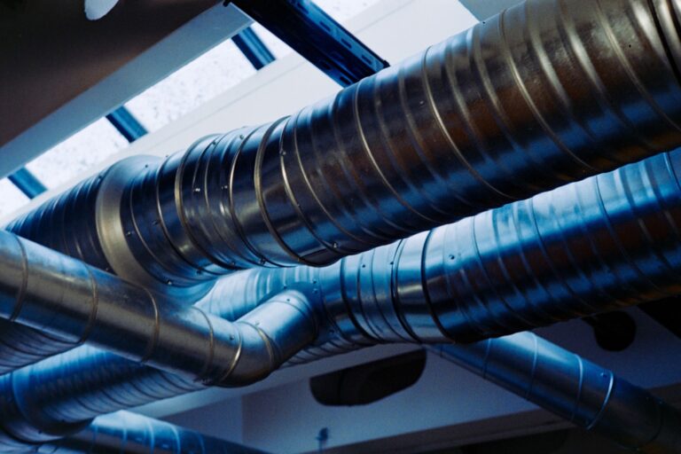 Kanały instalacji klimatyzacyjnej nad sufitem – zdjęcie poglądowe
