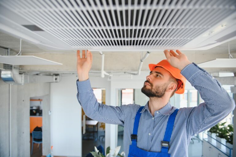 O NAS 8 Instalator Łódzkiego Centrum OZE sprawdzający klimatyzację w biurze