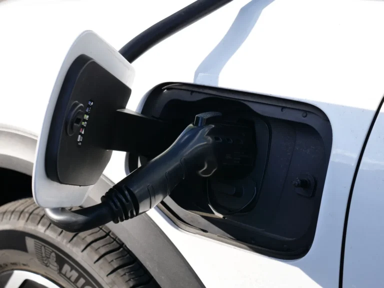 Złącze typu 2 podłączone do gniazda ładowania samochodu elektrycznego