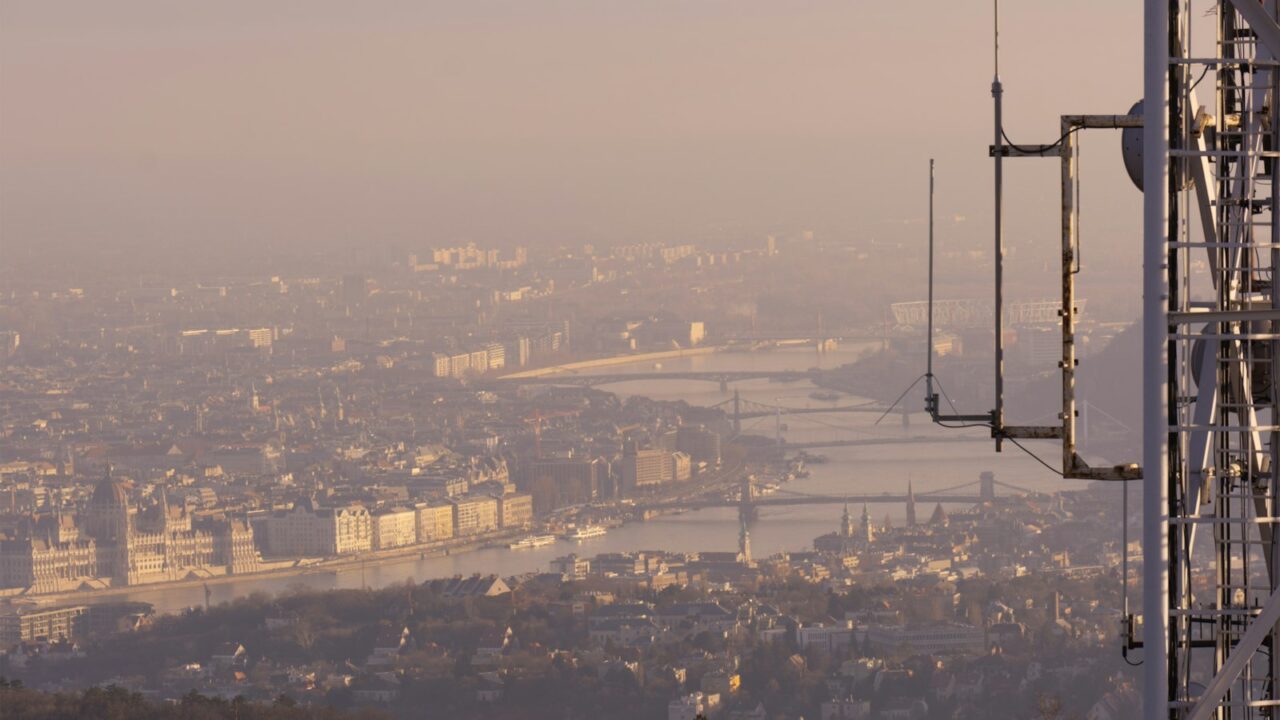 Smog nad zabudową miasta w zimowy dzień