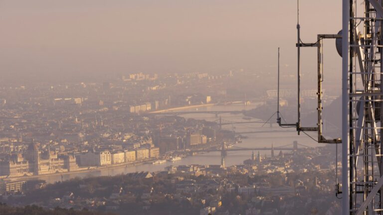 Rekuperacja a smog – czy filtr w rekuperatorze ochroni dom przed pyłem? 3 Smog nad zabudową miasta w zimowy dzień
